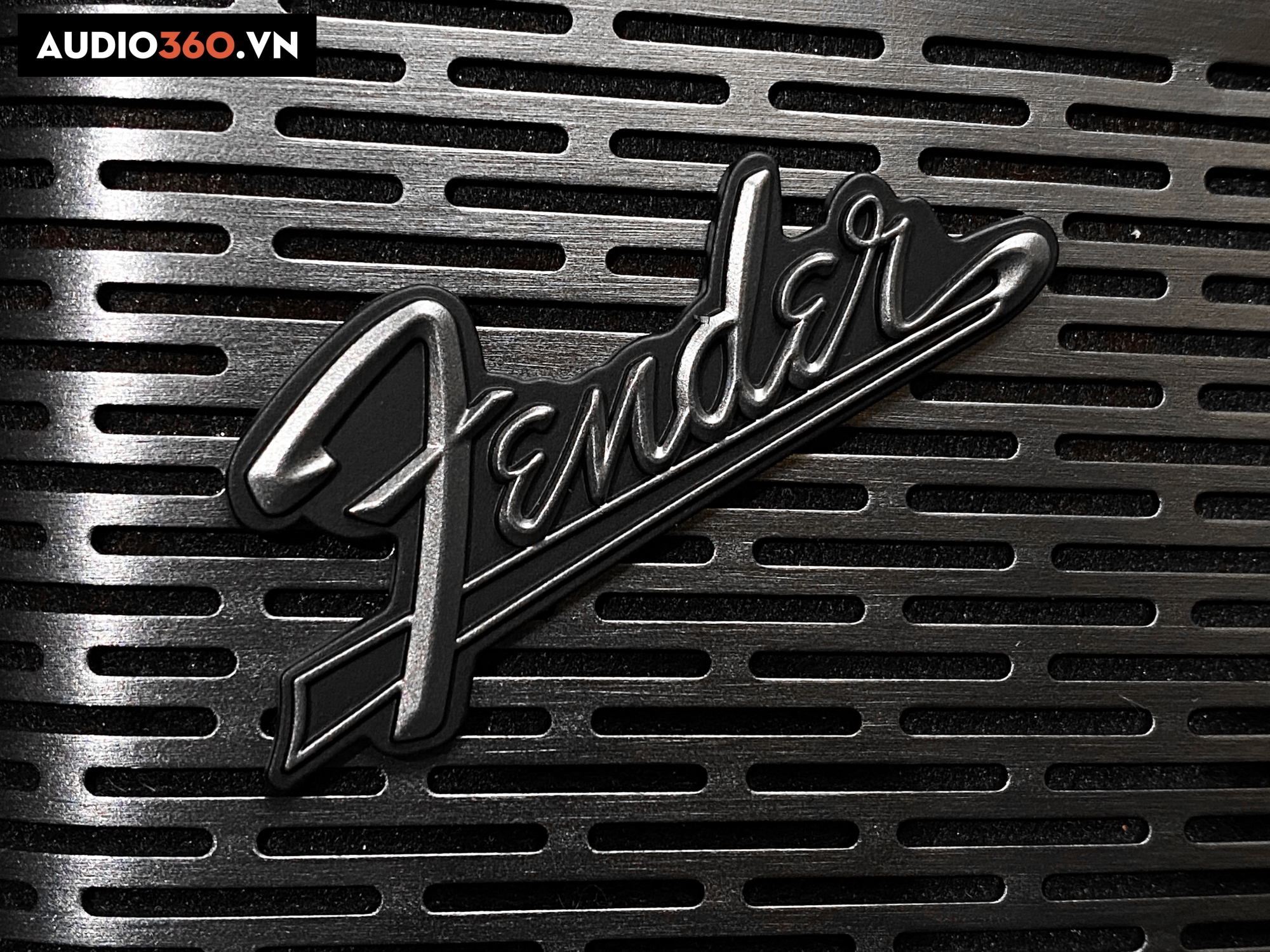 Logo hãng loa Fender đặc trưng, cá tính ở mặt trước loa.