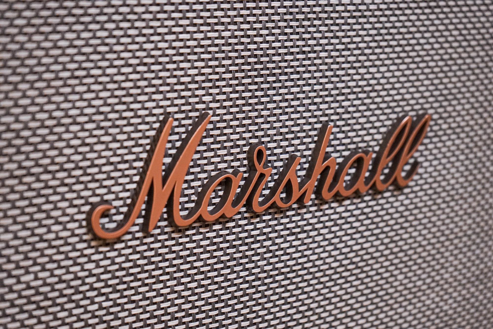 Logo Marshall quen thuộc và đặc trưng được gắn nổi mặt trước của Marshall Woburn II.